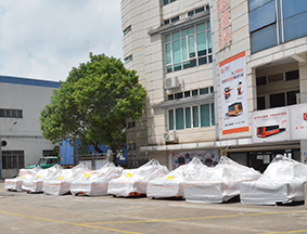 豪橫！中東客戶一次性購買13臺光纖激光設備，工廠裝柜裝箱，井然有序地出貨！