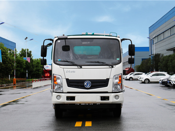 東風華神5.5方純電動吸塵車